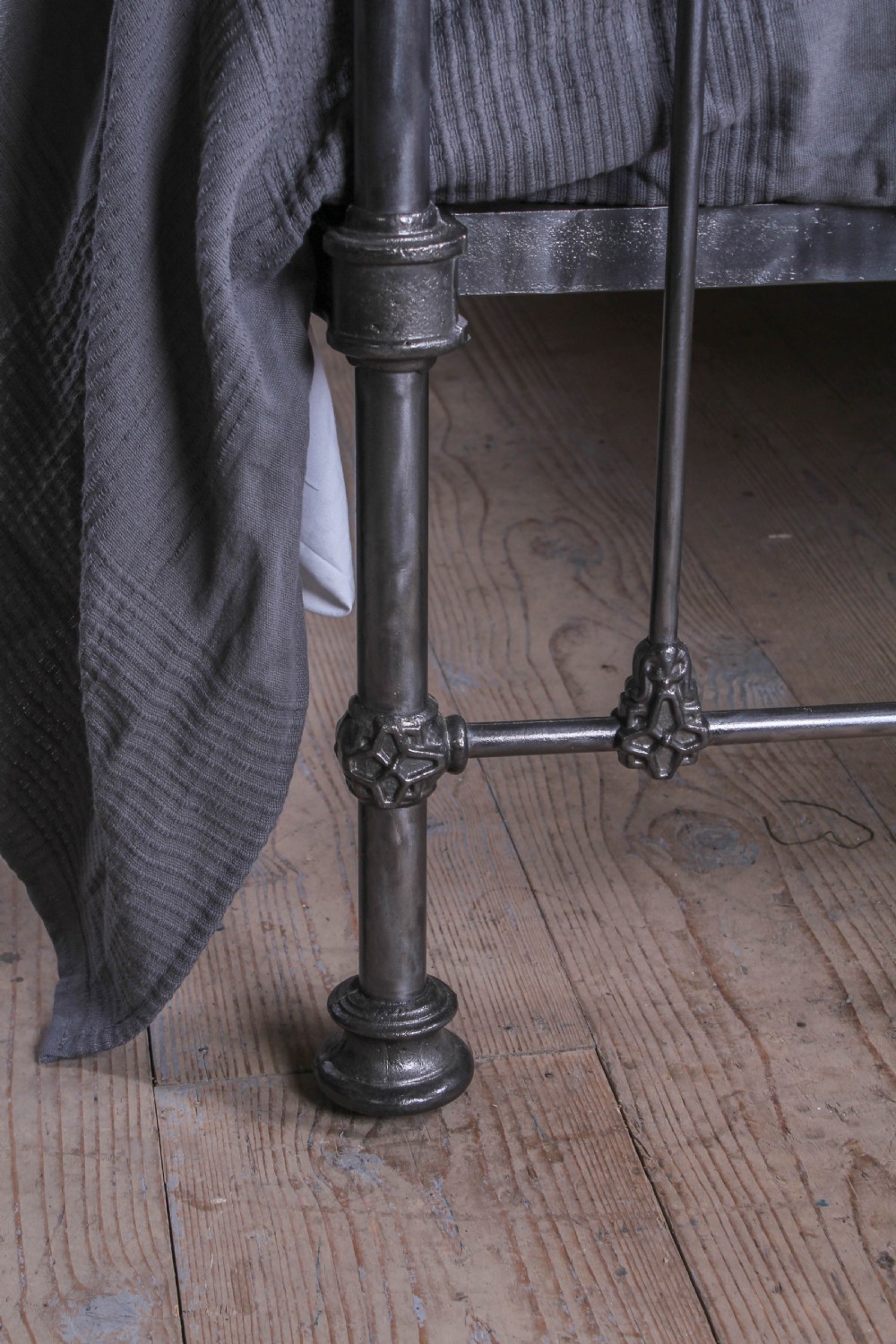 Burnished and aged brass classic king size bed View III