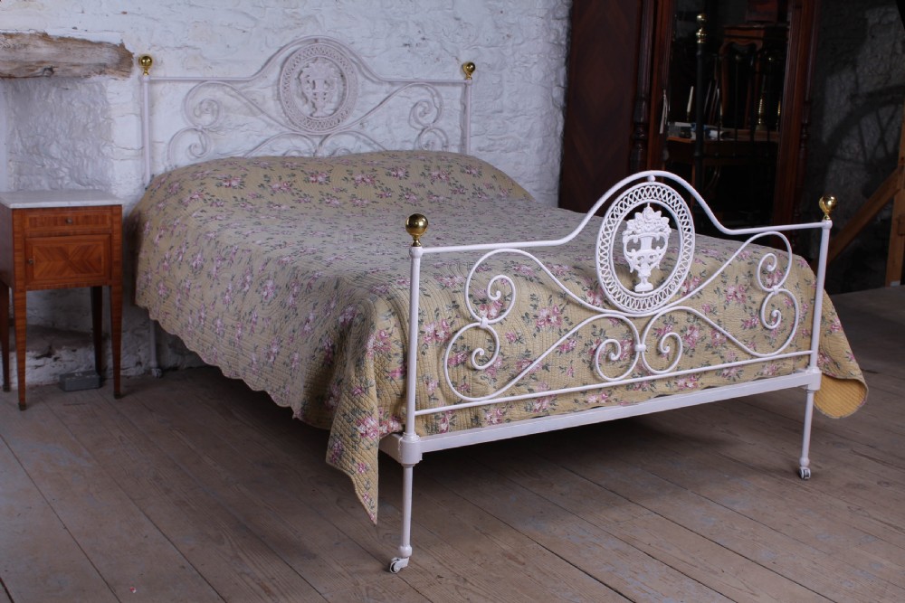 Very pretty forged iron king size bed