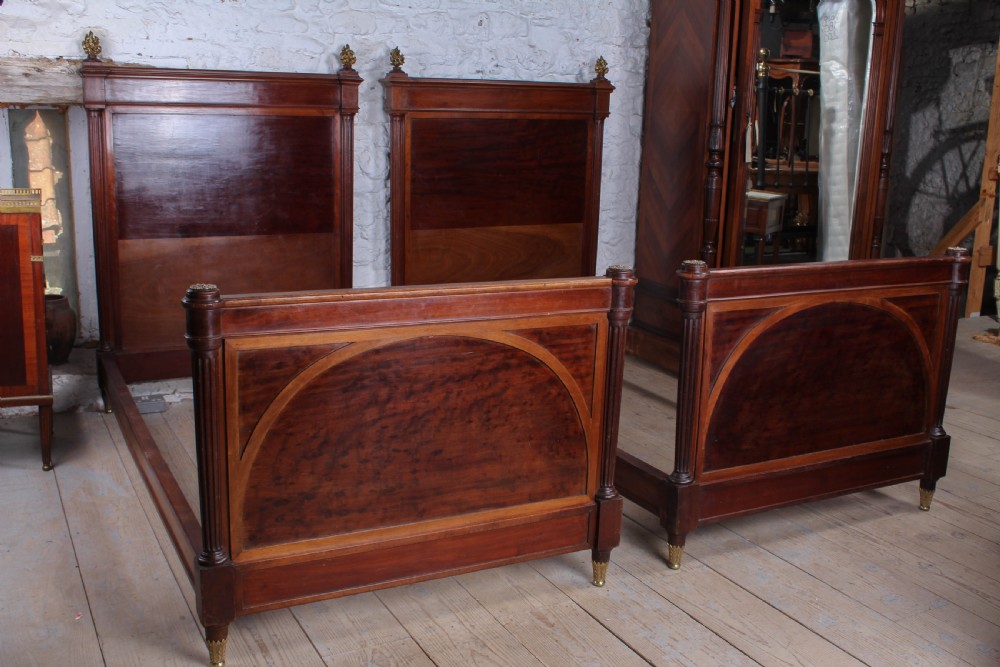 Very handsome pair of mahogany single beds View VII