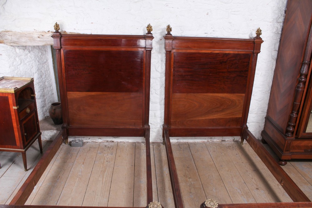 Very handsome pair of mahogany single beds View VIII