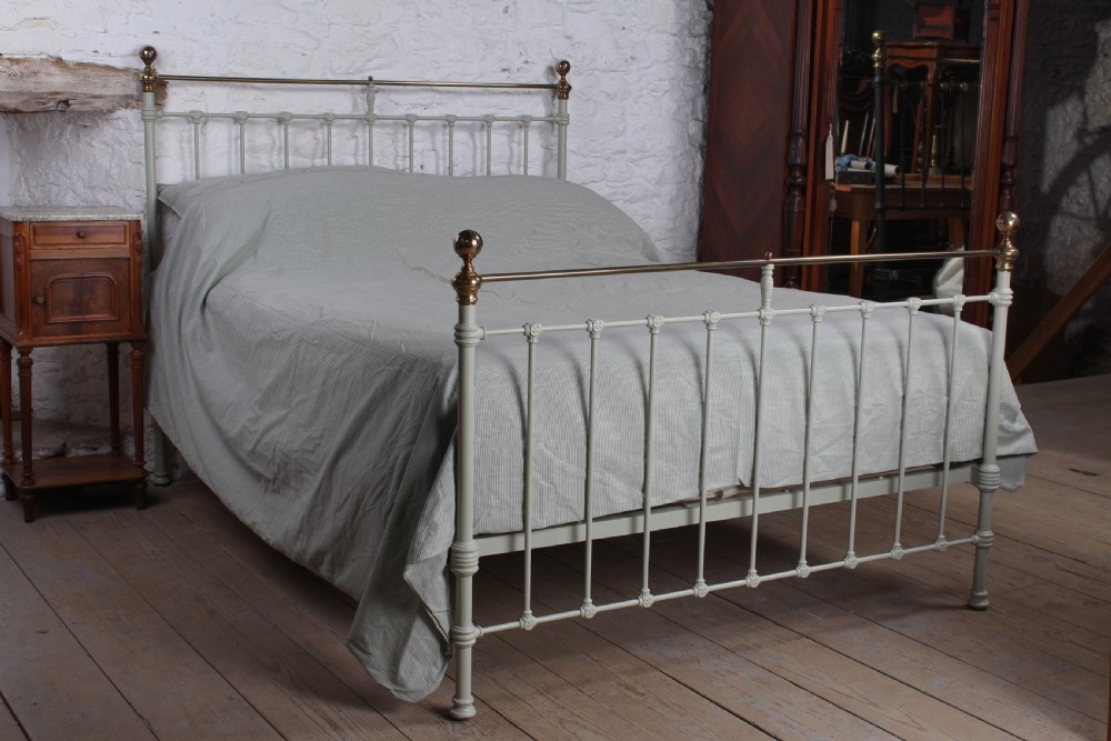 Classic Victorian king size bed in Normandy grey.