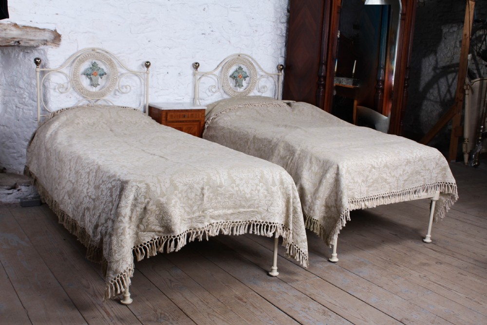 Very pretty pair of single Portuguese no end beds View VI