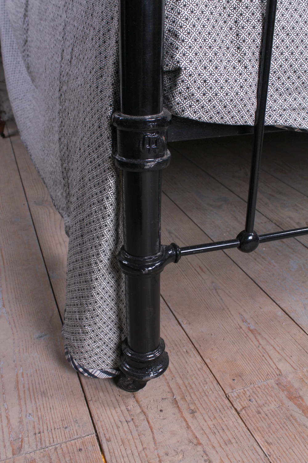 Classic Edwardian dip rail brass and black double bed View IV