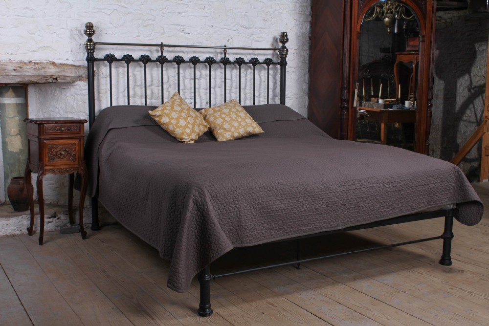 Very handsome 6Ft classic Victorian no end bed