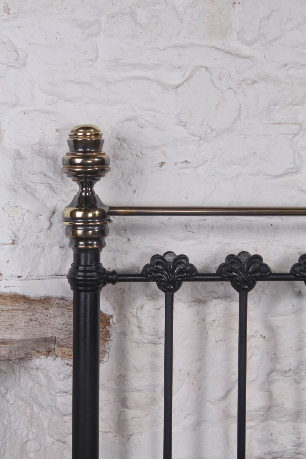 Very handsome 6Ft classic Victorian no end bed View III