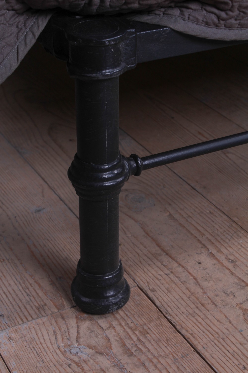 Very handsome 6Ft classic Victorian no end bed View V