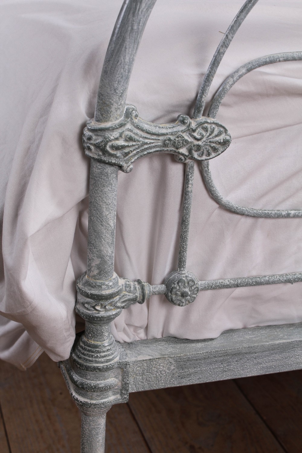 Early Victorian all iron 5ft king size bedstead View VI