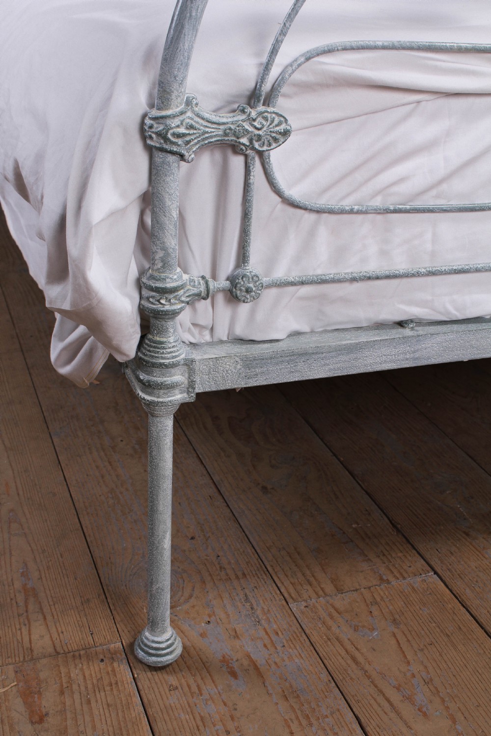 Early Victorian all iron 5ft king size bedstead View VIII