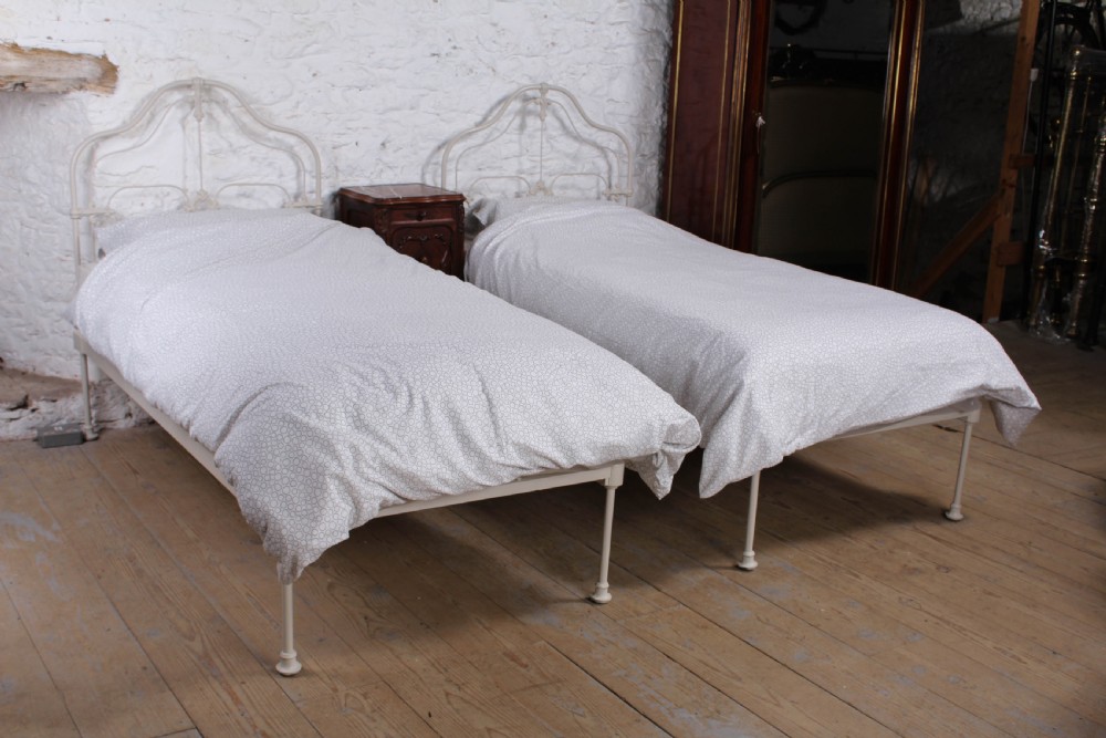 Pretty pair of single Victorian iron no end beds (can be joined0