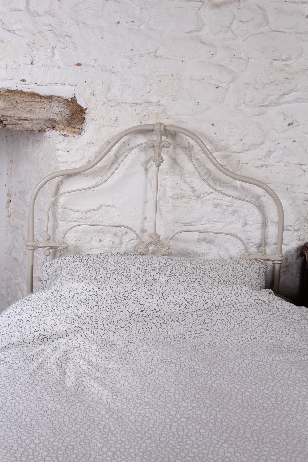 Pretty pair of single Victorian iron no end beds (can be joined0 View IV