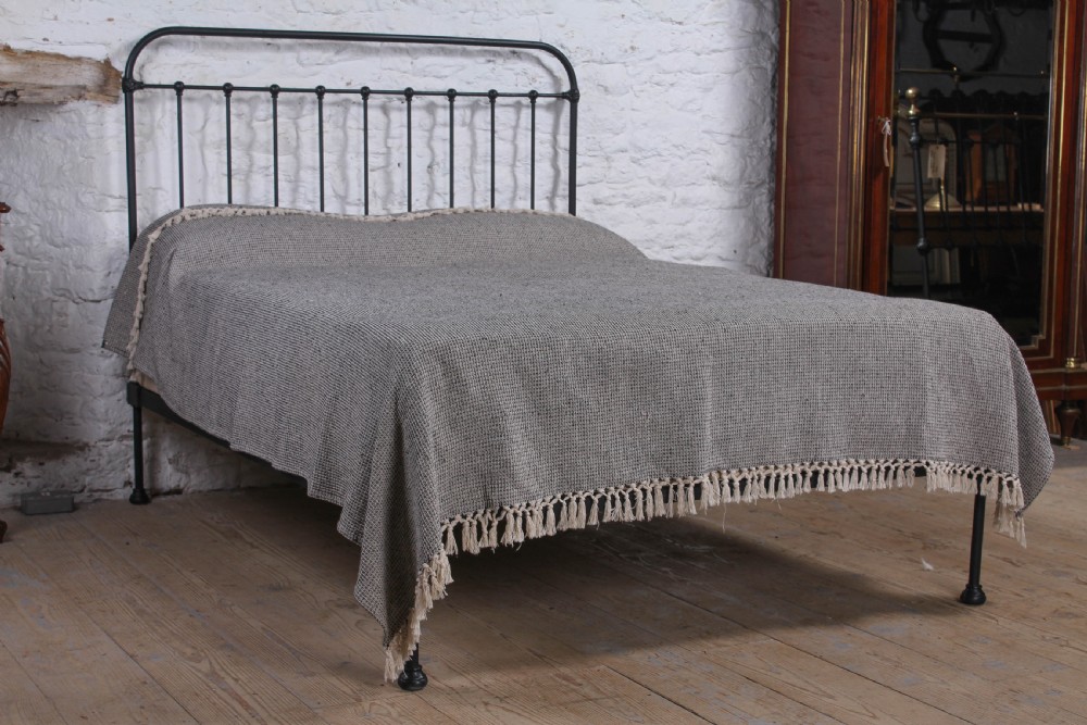 Fashionably simple French king size no end bed