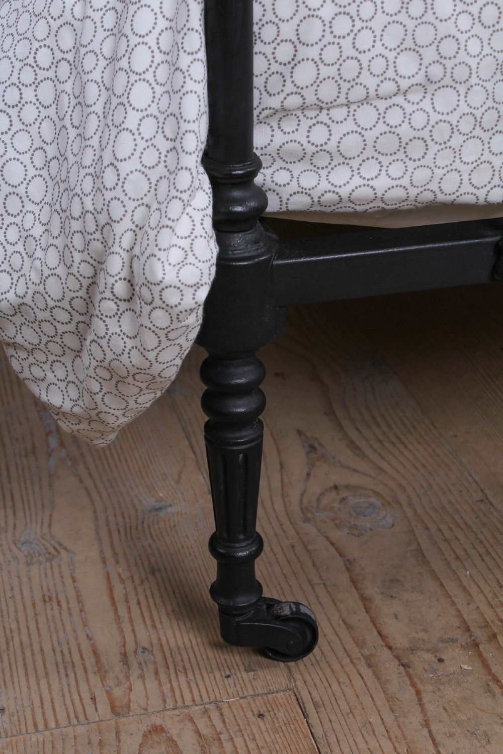 Attractive pair of French brass and iron beds View VIII