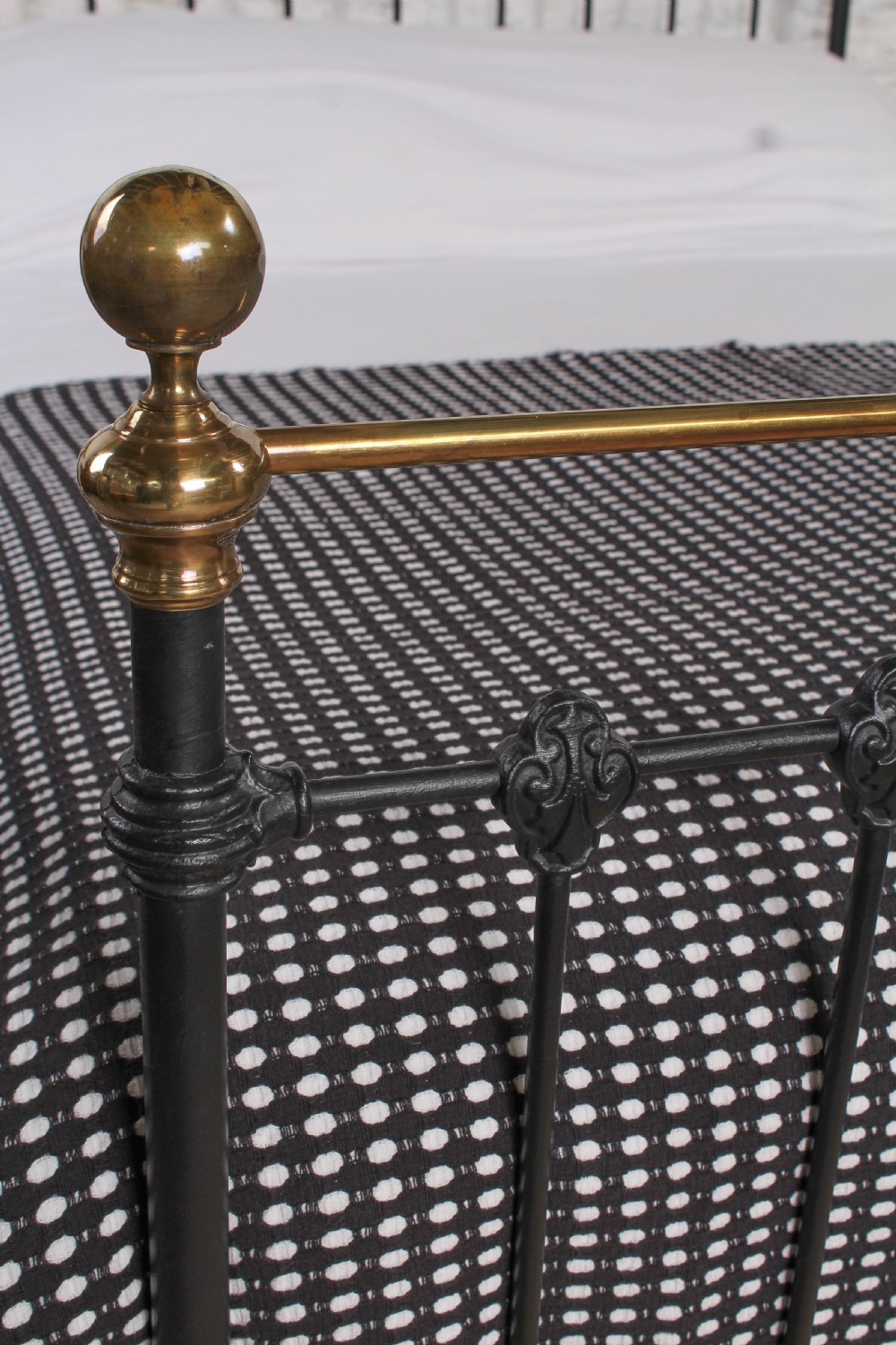 King size Victorian brass and iron bed with mirror motif View VII