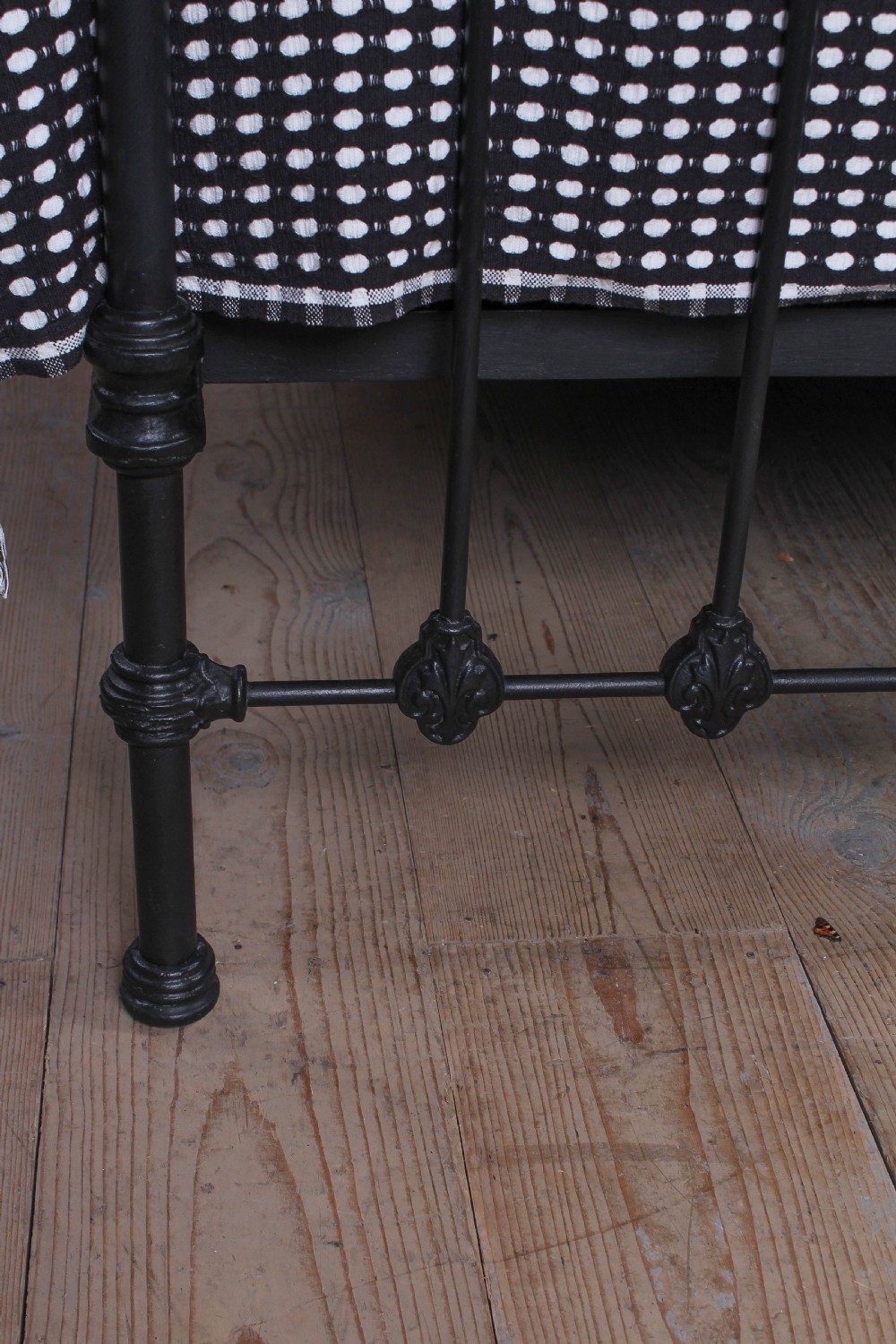 King size Victorian brass and iron bed with mirror motif View VIII