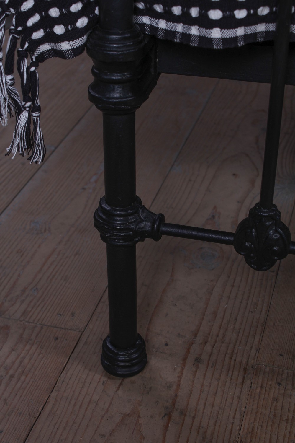King size Victorian brass and iron bed with mirror motif View XII