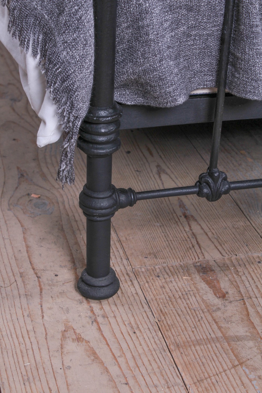 Simple fashionable French iron king size bed View V