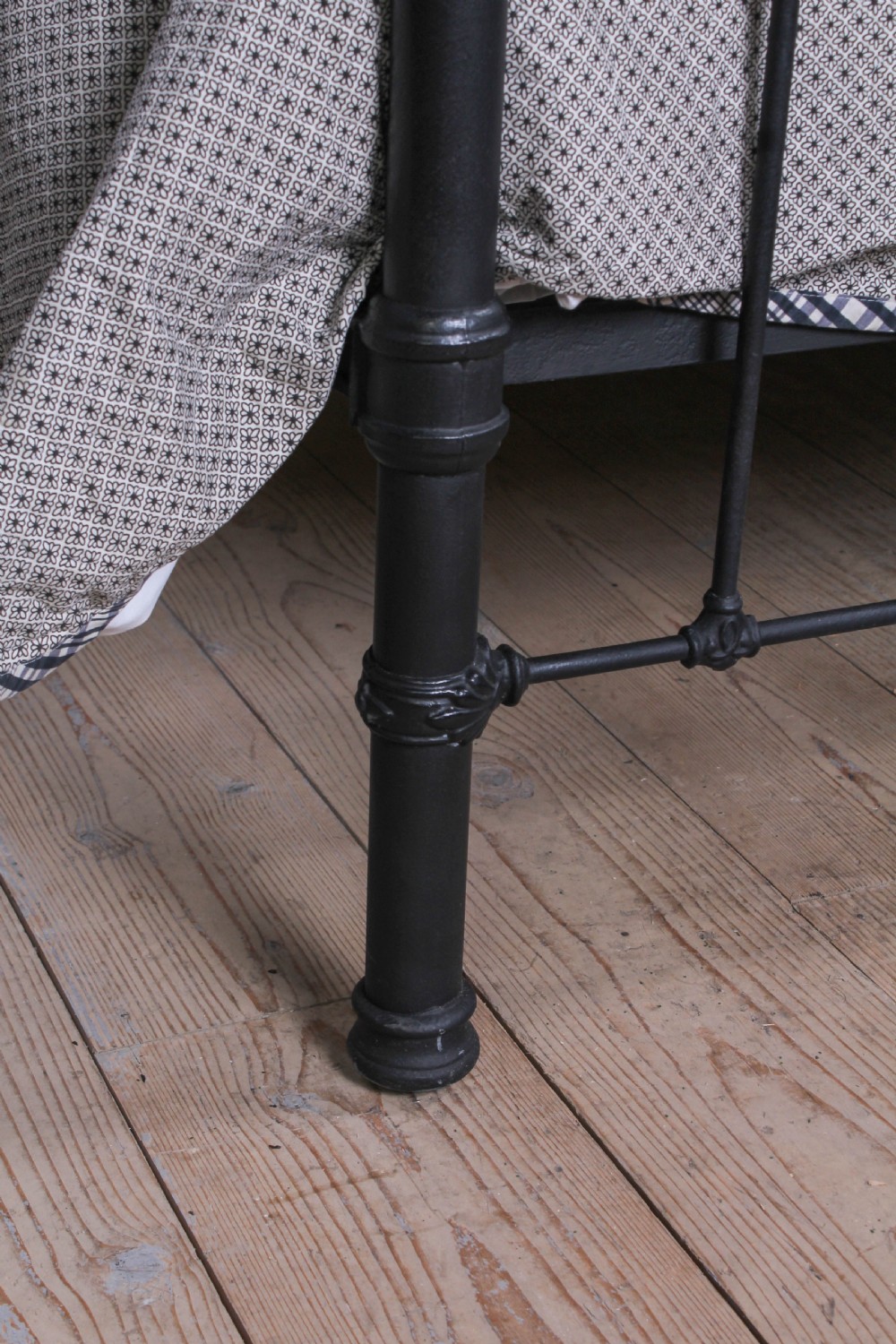Handsome classic Victorian 6ft super king size brass and iron bed View VI