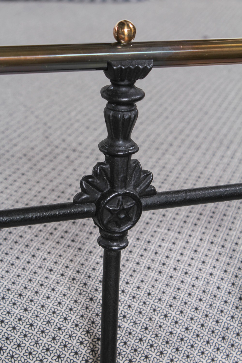 Handsome classic Victorian 6ft super king size brass and iron bed View VIII