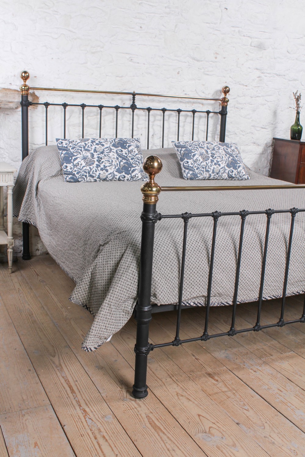 Handsome classic Victorian 6ft super king size brass and iron bed View X