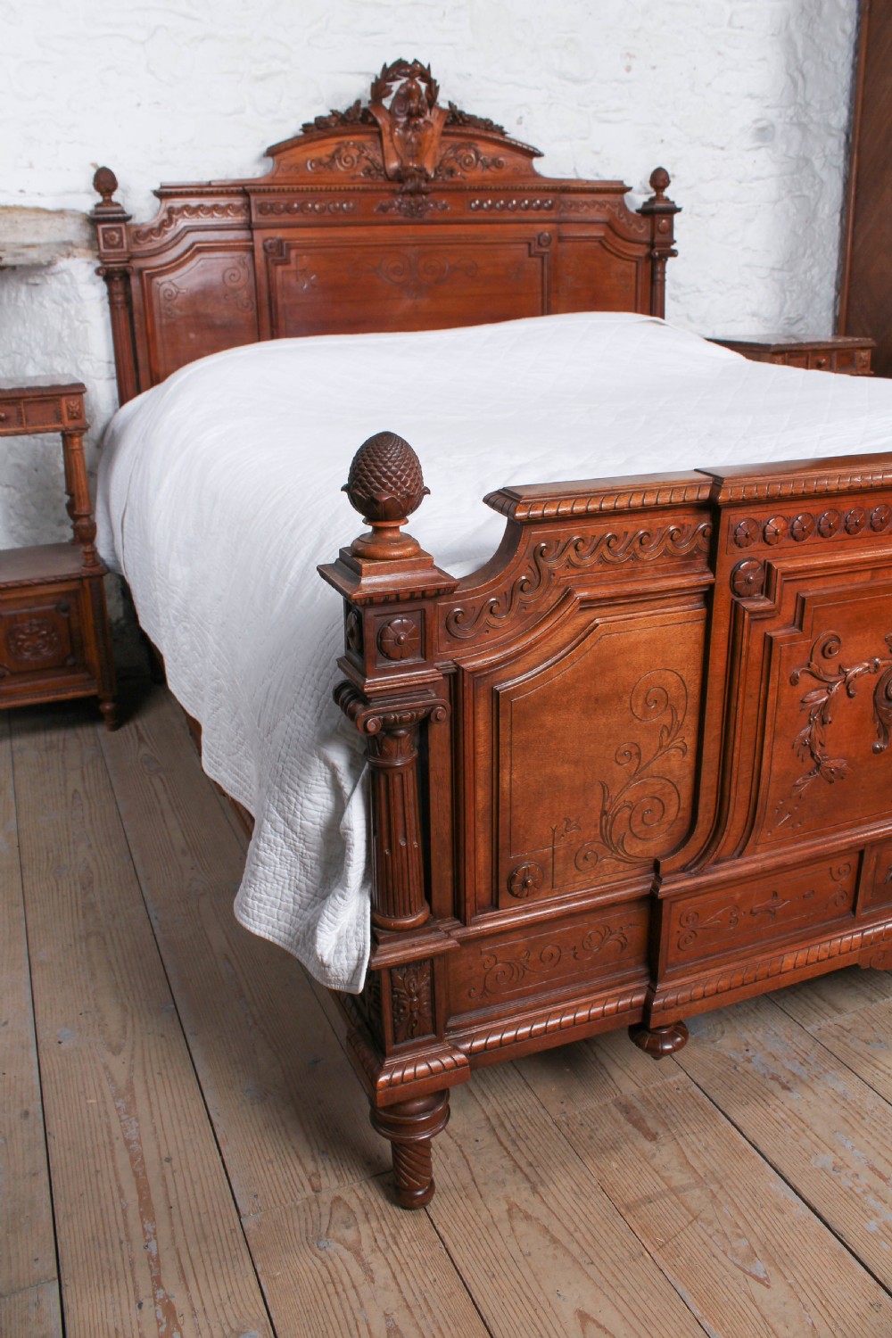 Beautiful carved walnut Europen king size bed View VIII