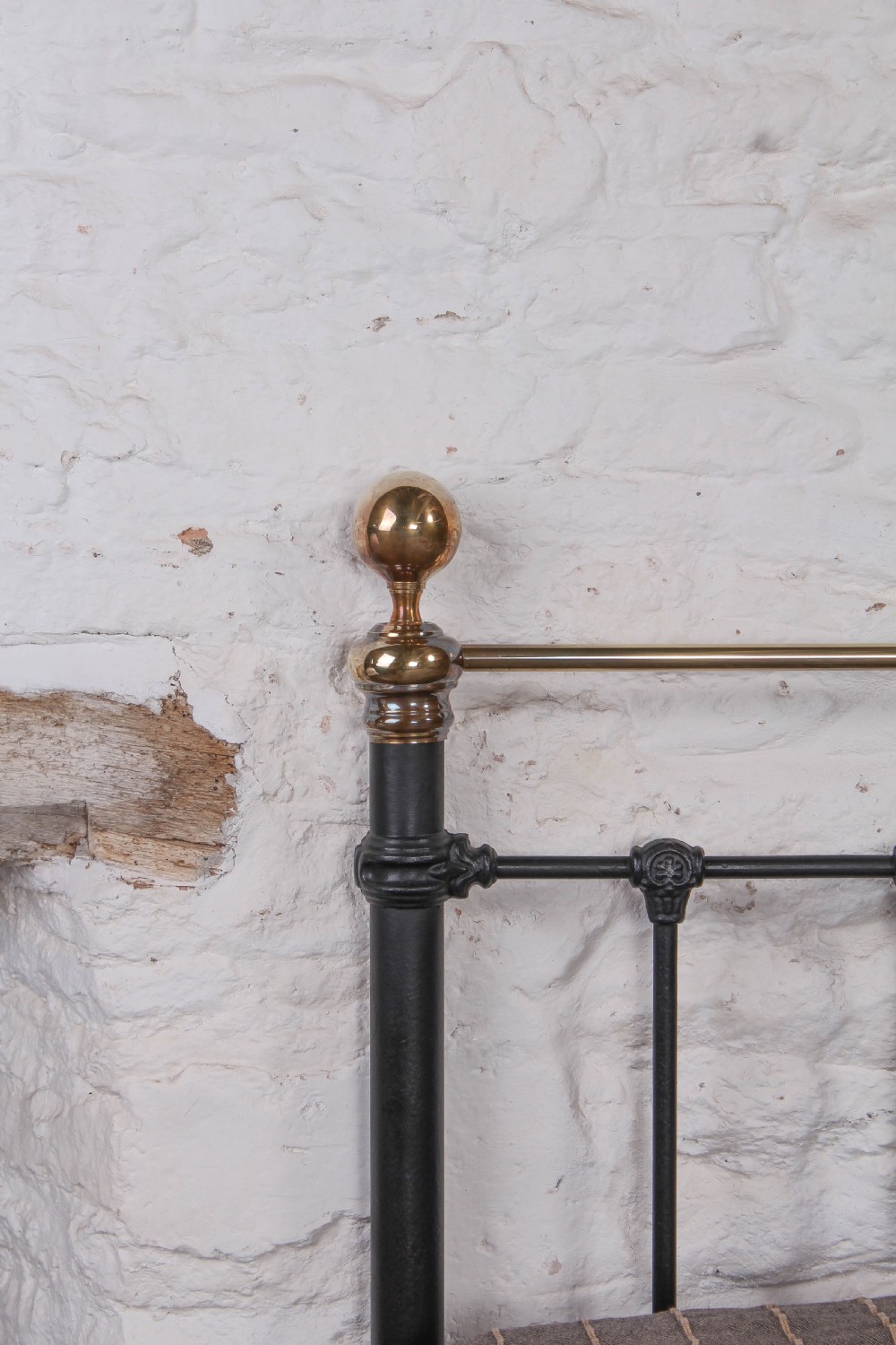 Magnificent king size Victorian brass and iron bed View IX
