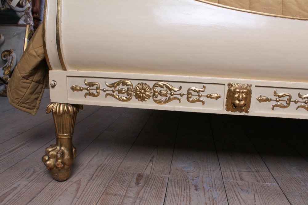 Very rare Renaissance style sleigh bed with parcel gilt View V