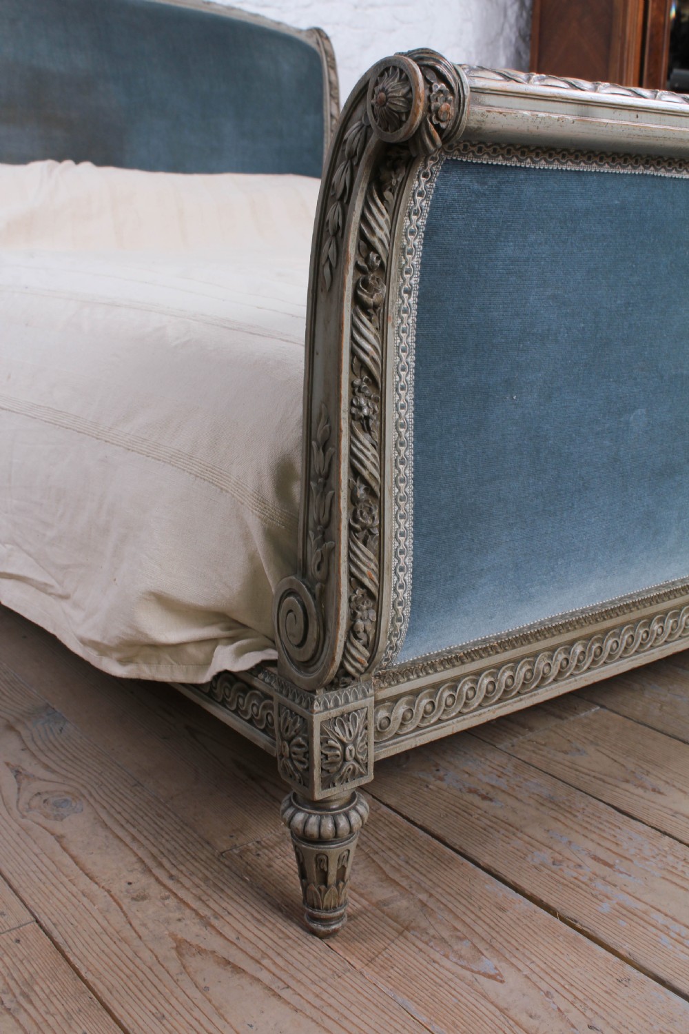  French upholstered king size Lit Bateau View III