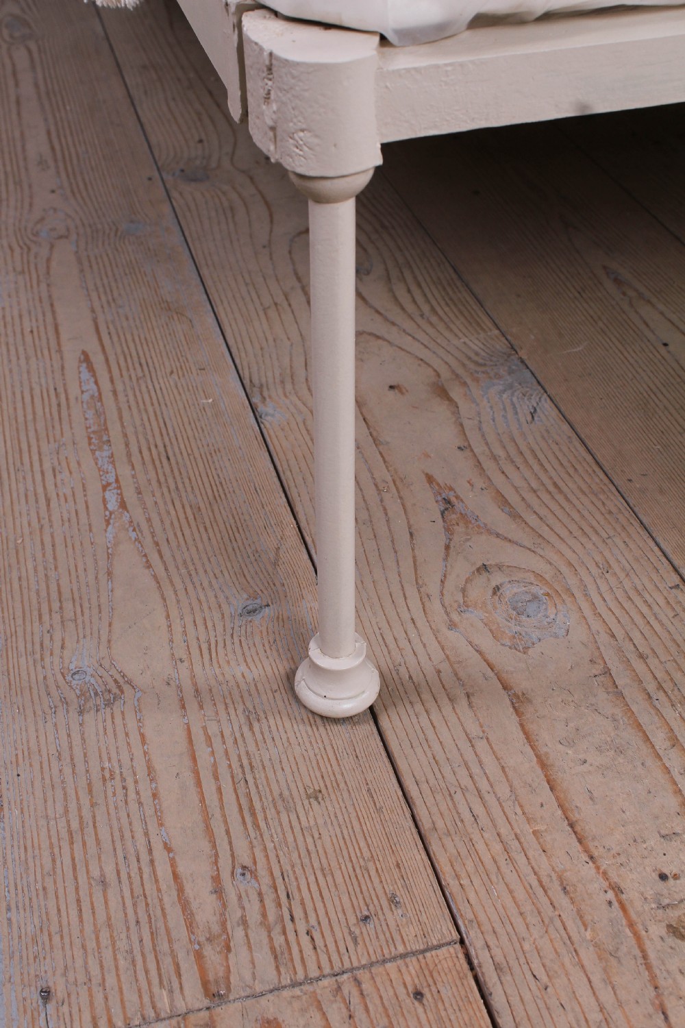 Pretty simple pair of iron and brass Victorian single beds (can be joined)  View VII