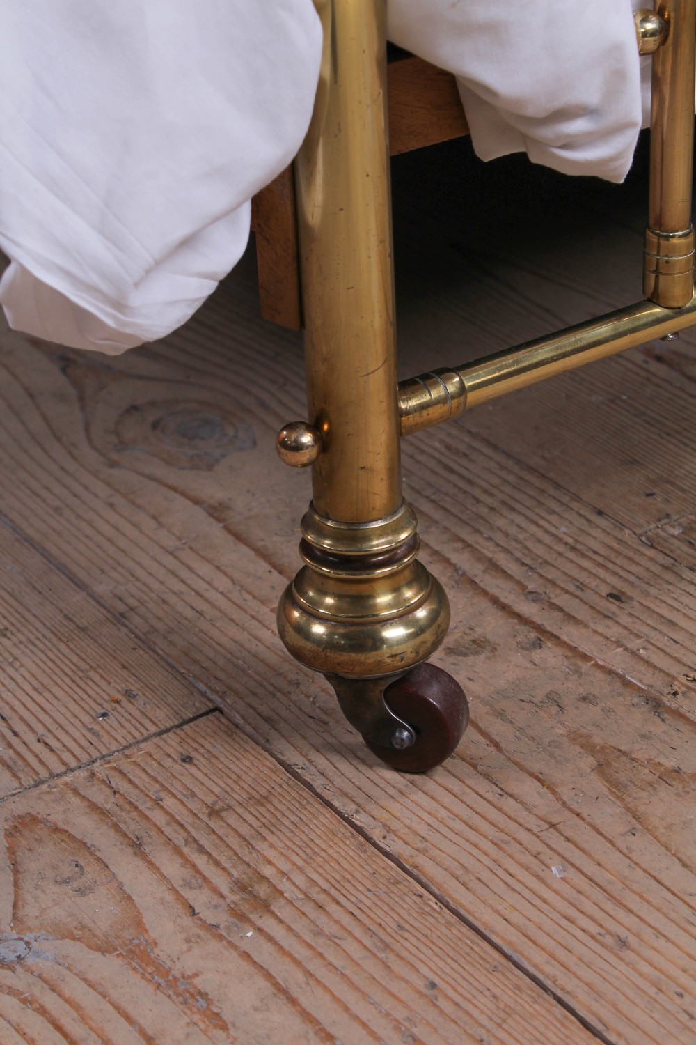 Striking simple classic Victorian all brass king size bed View VI