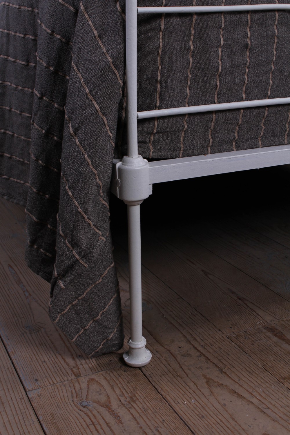 Pretty king size forged iron bed View V
