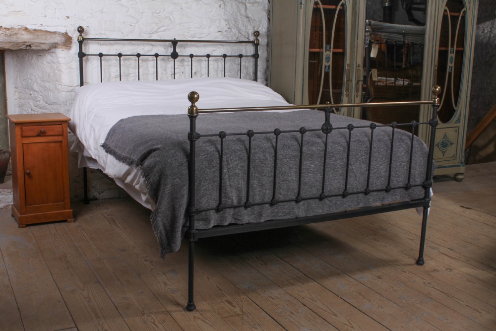 Classic Victorian 5Ft king size brass and iron bed
