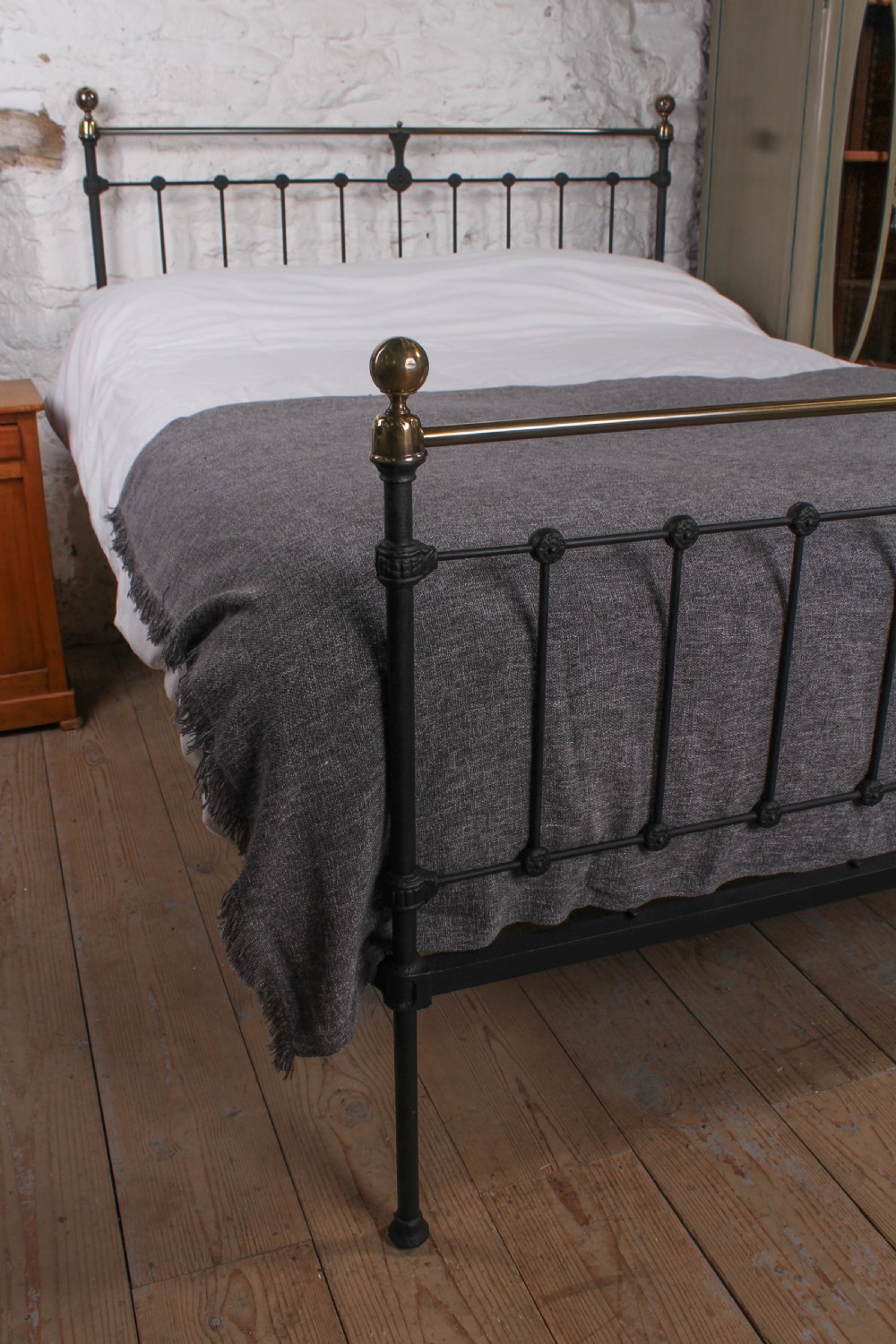 Classic Victorian 5Ft king size brass and iron bed View VII