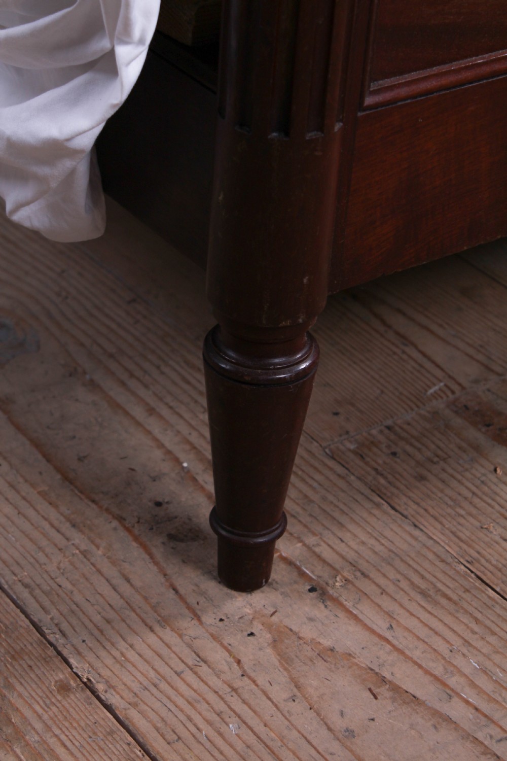 Simple Mahogany quarter veneer king size bed View IV