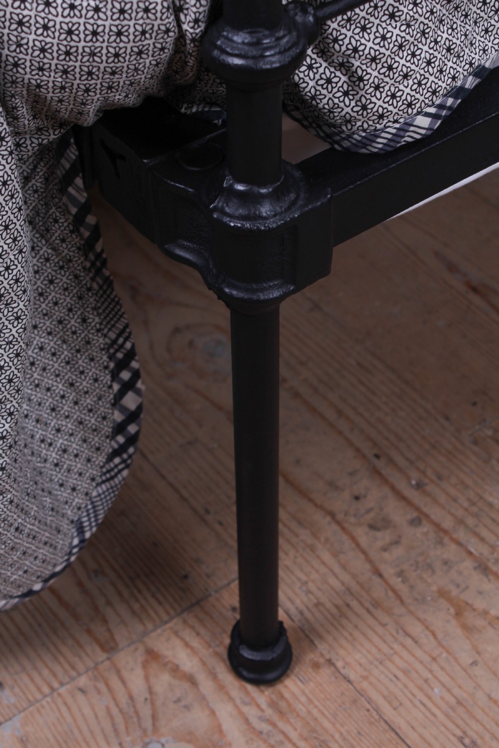 Classic Victorian  black and aged brass king size bed View IV
