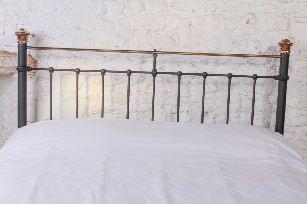 Sturdy classic Edwardian brass and black king size bed View III