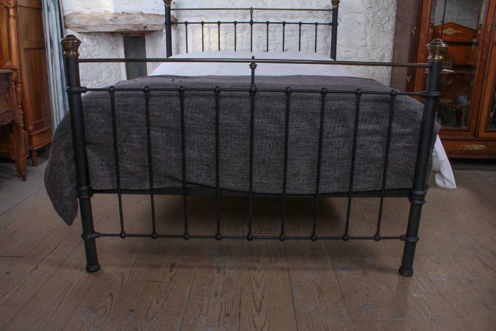Sturdy classic Edwardian brass and black king size bed View IV