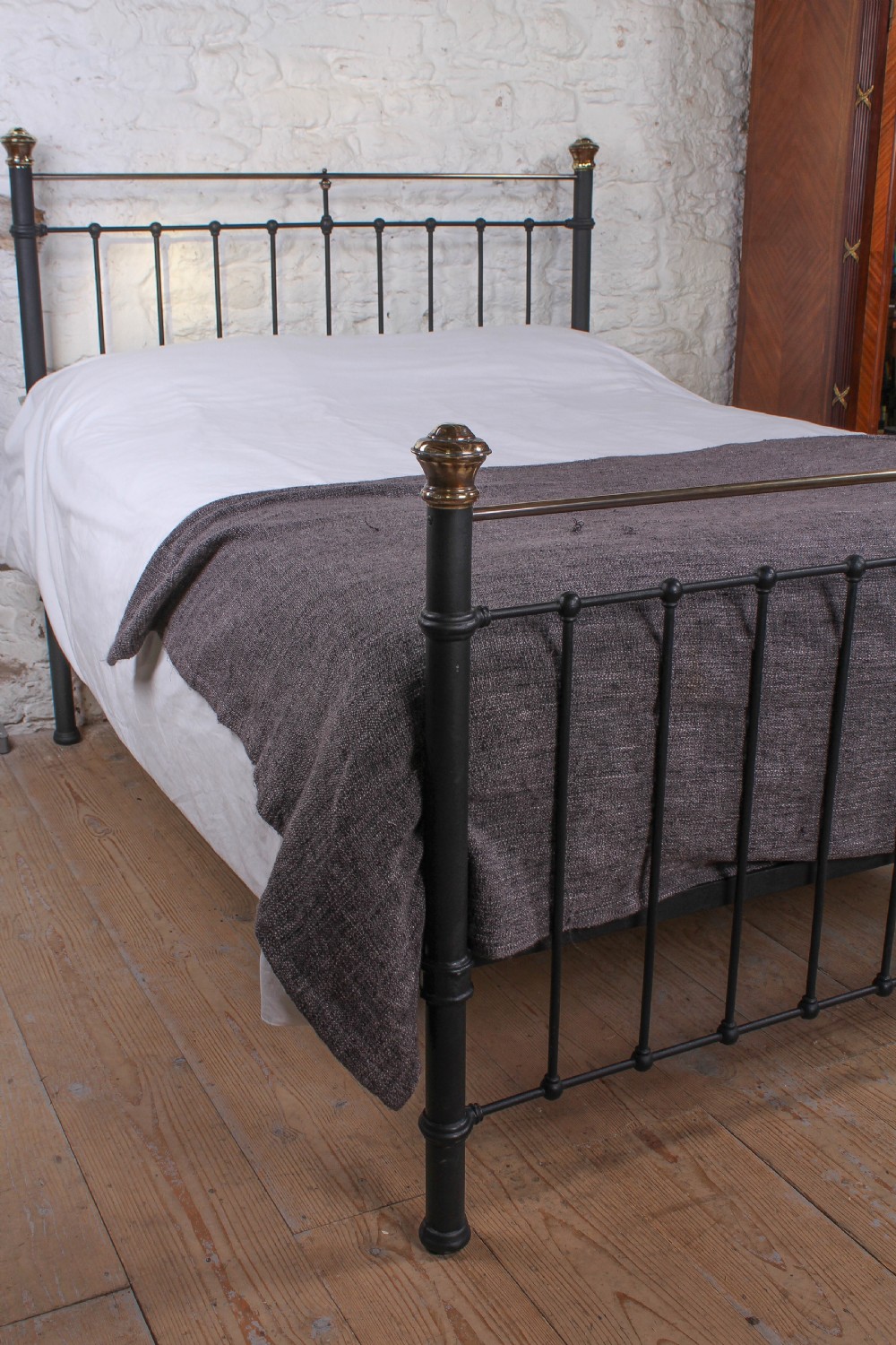 Sturdy classic Edwardian brass and black king size bed View V