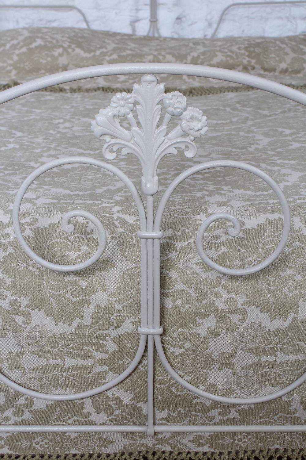 Pretty king size forged iron bed View V
