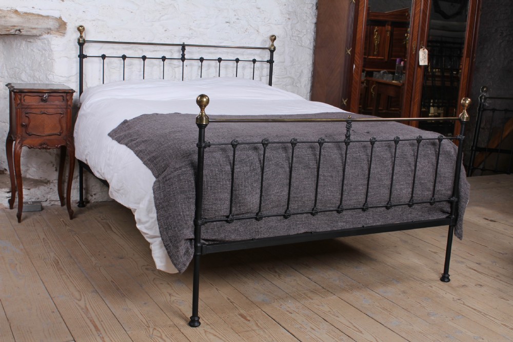 Classic Victorian 5Ft king size aged brass and black bed