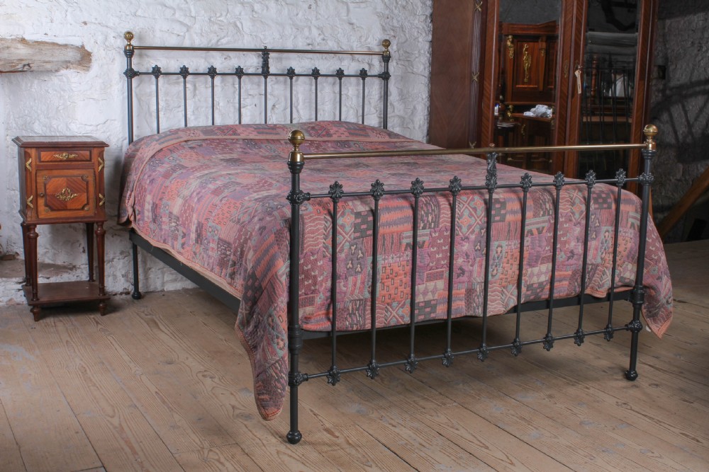 Classic Victorian 5Ft King size brass and iron flour de lys bed 