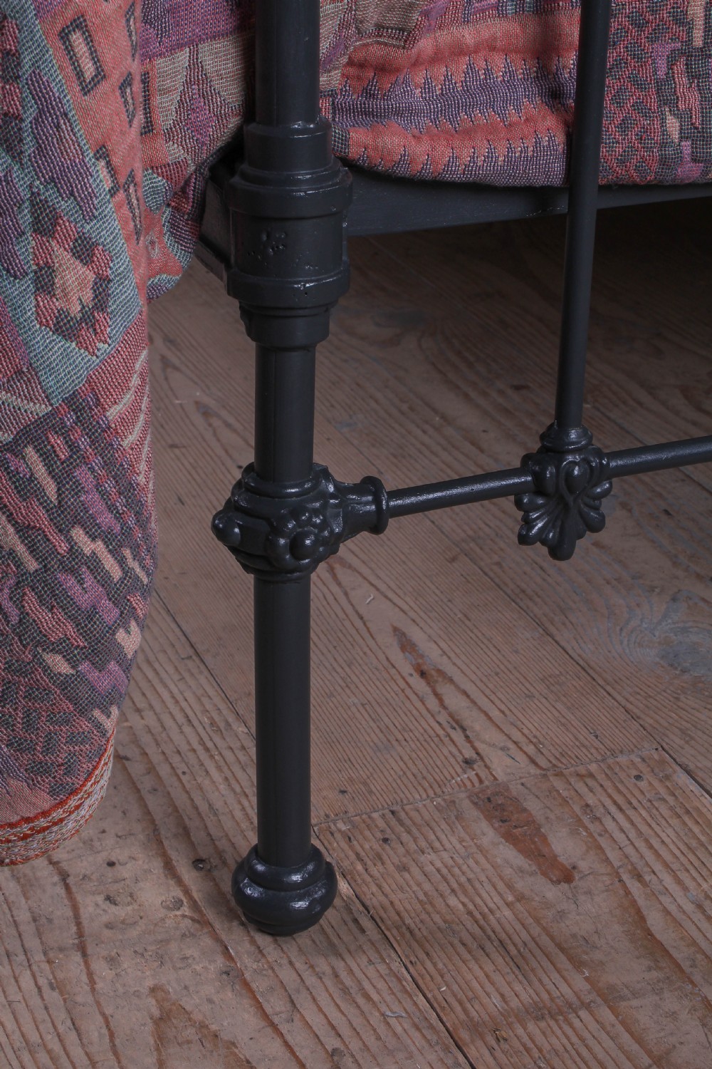 Classic Victorian 5Ft King size brass and iron flour de lys bed  View IV