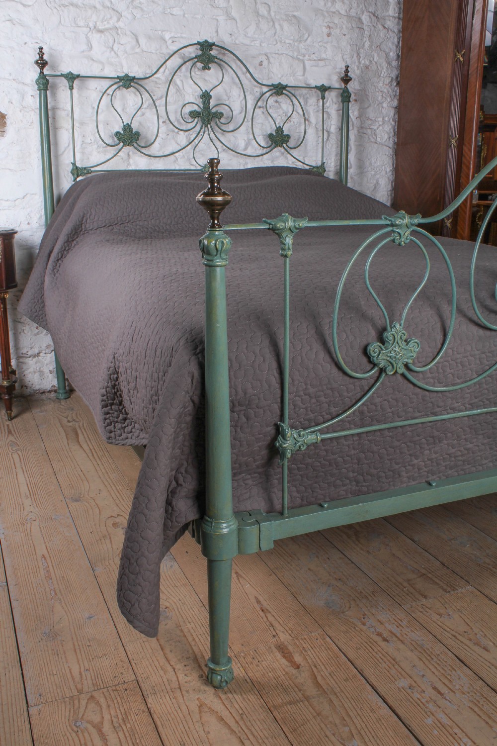 Absolutely lovely King size brass and iron bed by Winfield and Co View IX