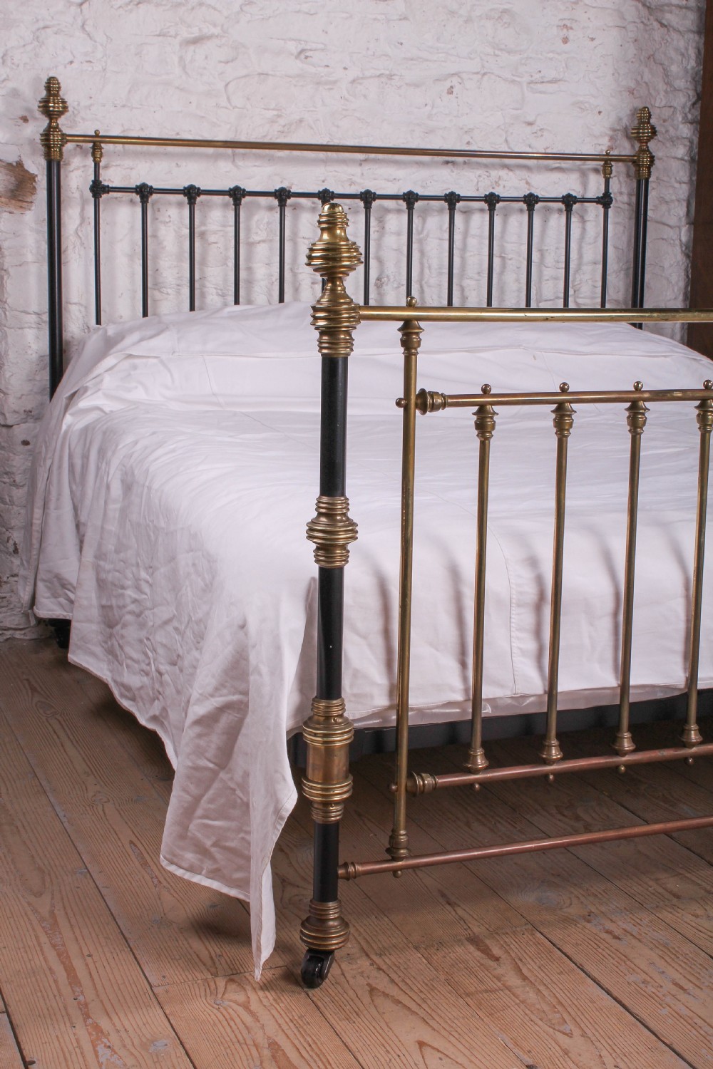 Impressive Victorian 6Ft Brass and Iron Classic Straight Rail Bed View II