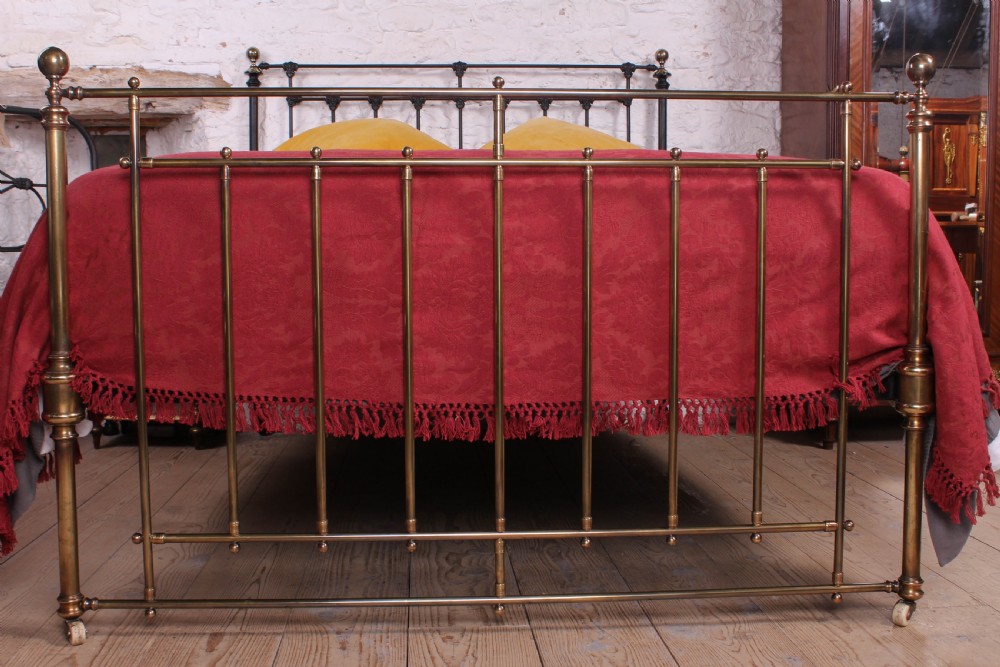 Rare individual classic Victorian iron and brass king size bed View IV