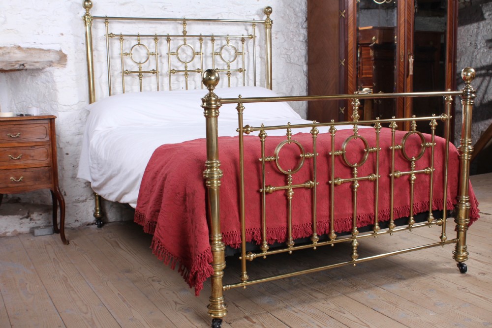 Very handsome good quality Victorian 5' king size brass bed