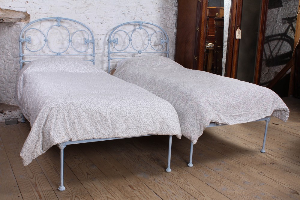 Very pretty pair of no end single iron beds (ca be joined)