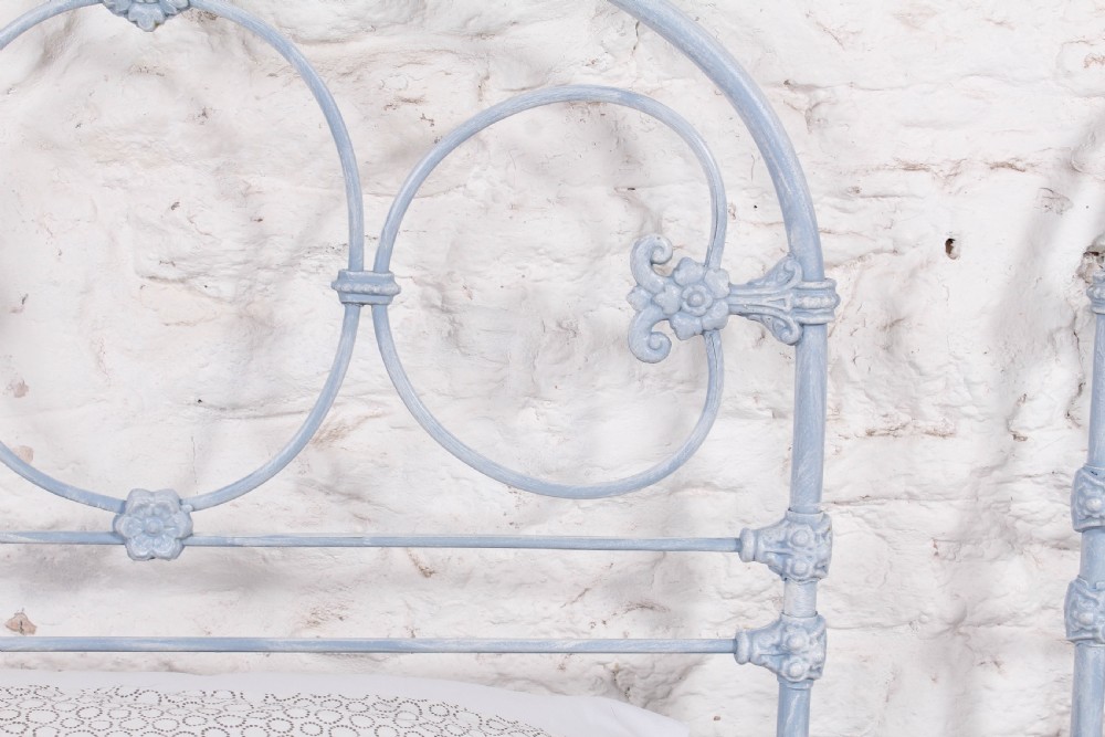 Very pretty pair of no end single iron beds (ca be joined) View VII