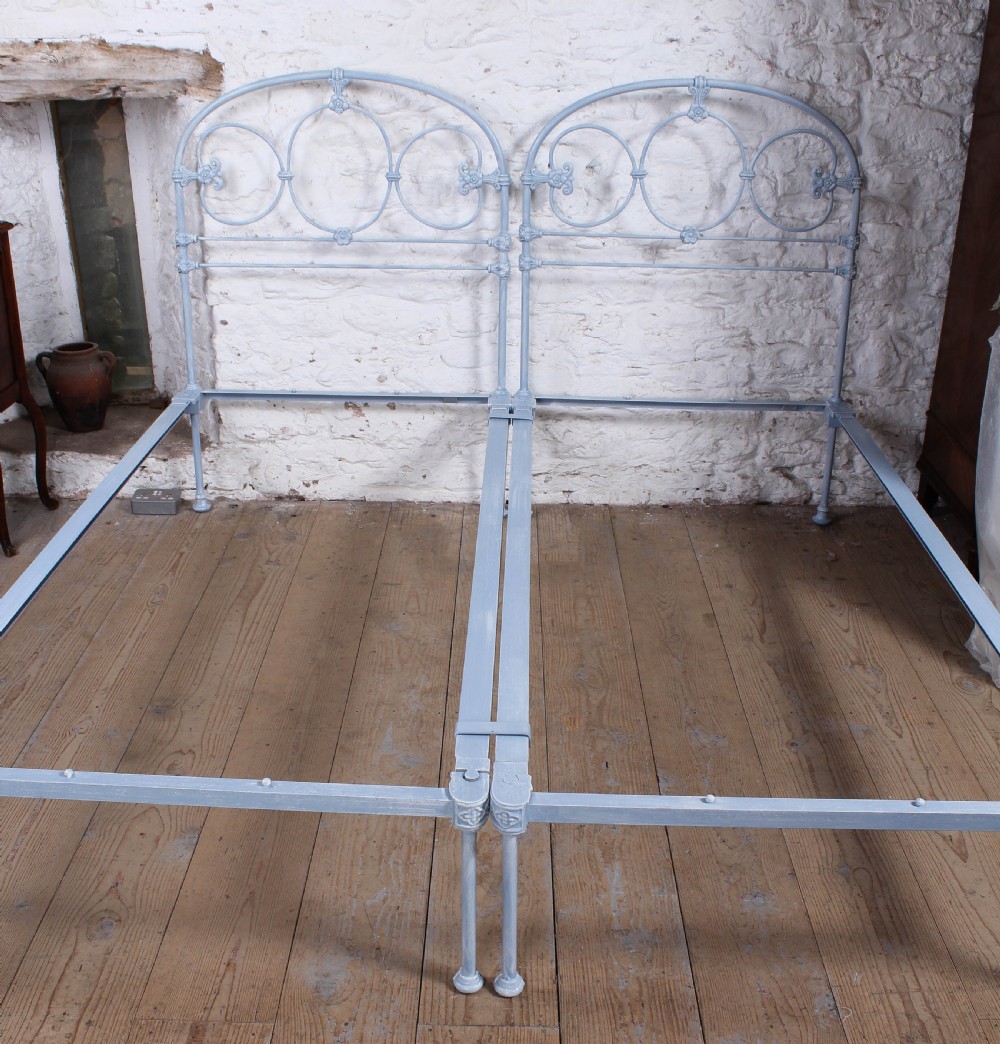 Very pretty pair of no end single iron beds (ca be joined) View VIII