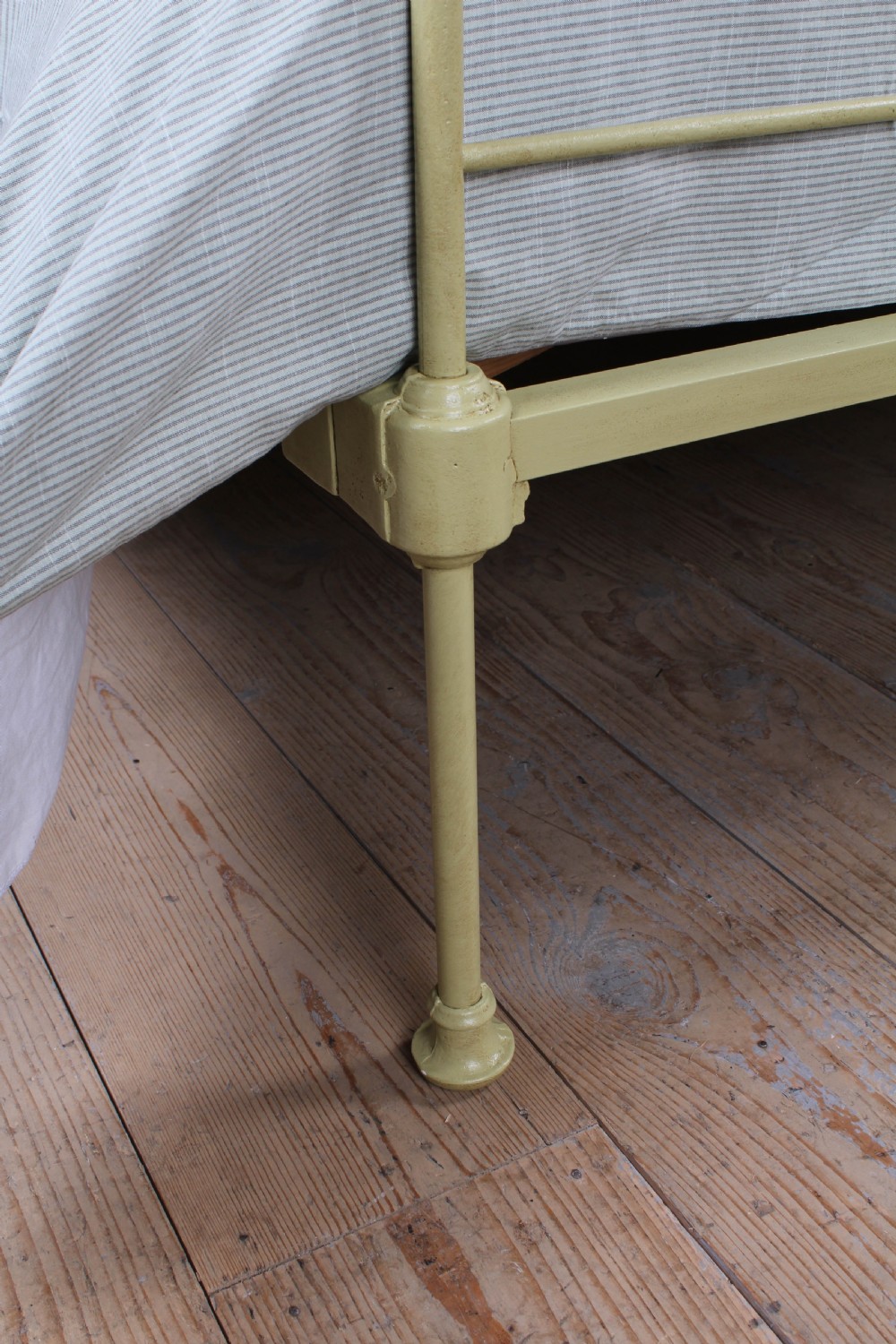 Lovely Portuguese forged iron double bed in fashionable green View VI