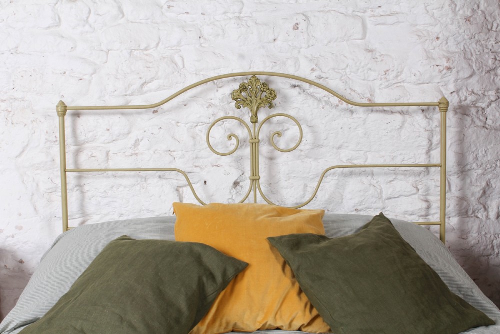 Lovely Portuguese forged iron double bed in fashionable green View VII